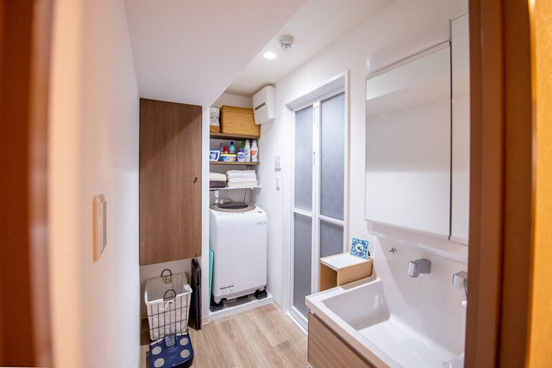 洗濯乾燥機をベランダ設置して洗面はスッキリと