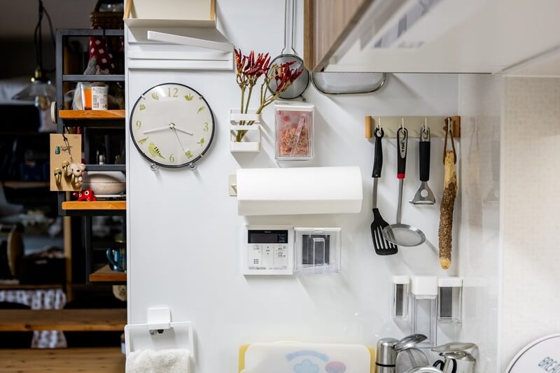 マグネットキッチンパネルに料理ツールが並んでいる