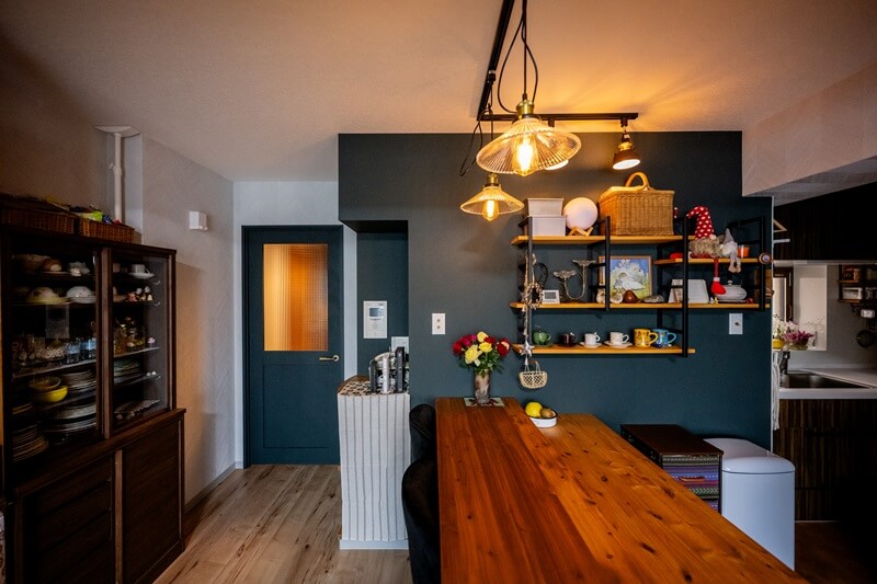 LDKリフォーム後、ボトルグリーンのアクセントクロスとペンダントライトがお気に入り。