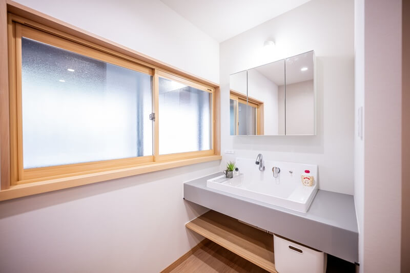 LIXILカスタムバニティを採用した洗面化粧台。内窓も付けて断熱も