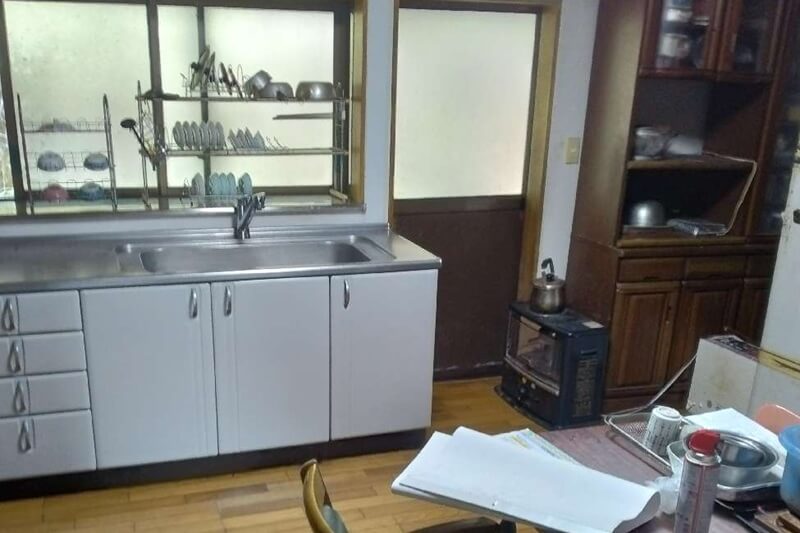 工事前のキッチン。こじんまりとした雰囲気でした。